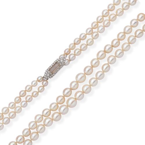  Collar de dos hilos de perlas dispuestas en disminución de aprox. 11-5,5 mm y cierre Art Decó con centro de cuarzo rosa y diamantes.