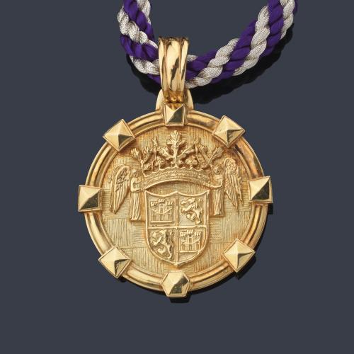  Medalla 'Premio Castilla y León de la restauración del patrimonio' en oro amarillo de 18 K con cordón en seda y estuche.