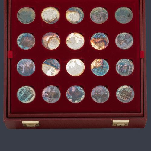  Estuche con 62 monedas conmemorativas de ciudades de España en plata fina 1000/1000. Con estuche y certificado.