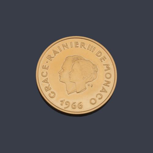  Moneda conmemorativa de Mónaco, 200 francos para celebrar el décimo aniversario de bodas del Principe Rainiero II y la Princesa Grace en oro de 22 K.