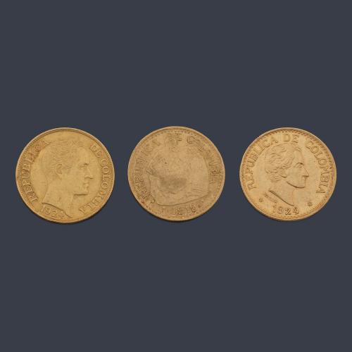  Tres monedas de 5 pesos, República de Colombia en oro de 22 K.
