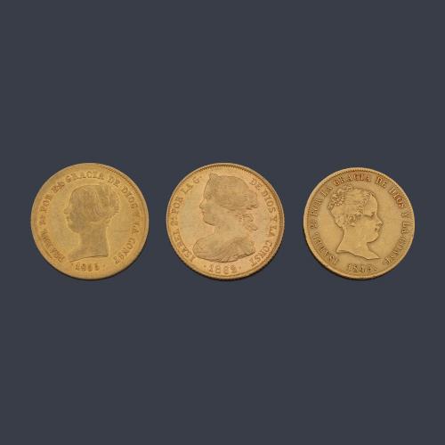  Tres monedas de Isabel II de España, dos de 100 reales y una de 80 reales en oro de 22 K.