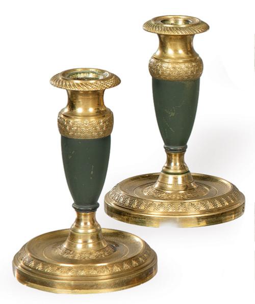  Pareja  candeleros de bronce dorado y pavonado, Francia S. XIX.