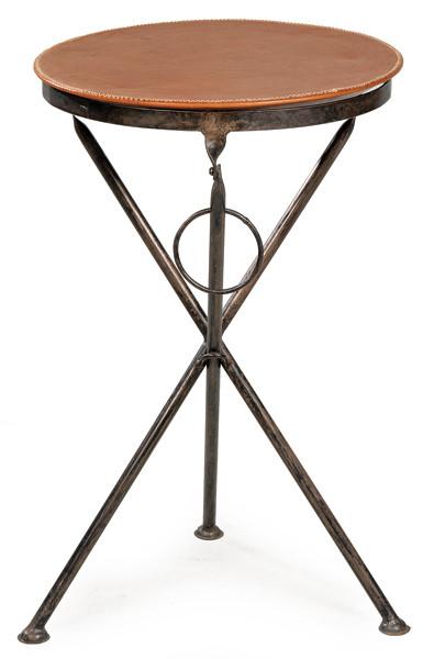  Mesa auxiliar de Sol y Luna, con tablero circular de cuero con detalles de costura, sobre estructura plegable de hierro.