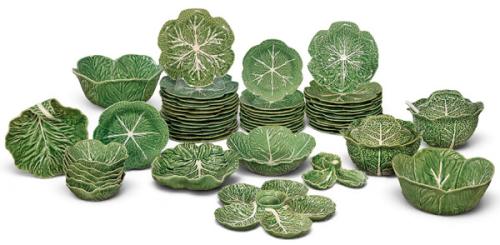  Conjunto de vajilla de loza esmaltada de Bordallo Pinheiro, Portugal, compuesto por piezas en forma de hoja de col.