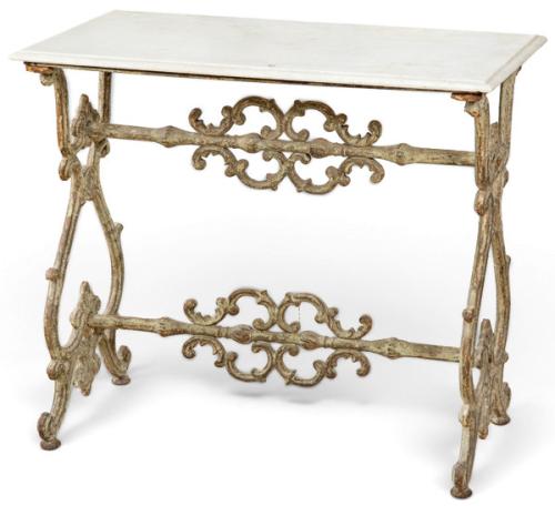  Mesa con tapa rectangular de mármol blanco, sobre estructura en hierro fundido patinado.