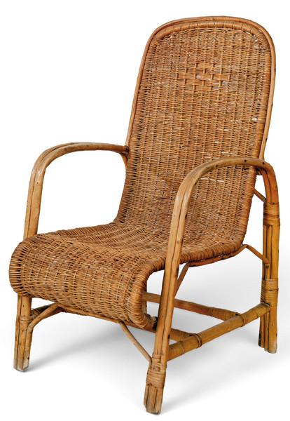  Butaca con respaldo alto ligeramente curvo, con estructura de bambú y asiento en ratán trenzado.