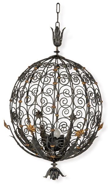  Farol esférico de hierro forjado con decoración de estrellas doradas.