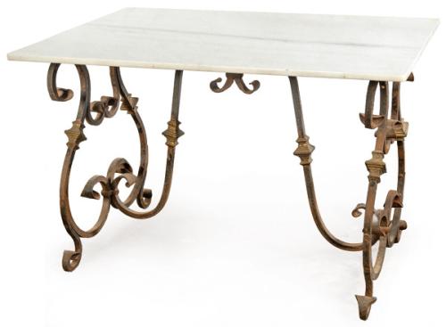  Mesa con un tablero rectangular de mármol blanco sobre una estructura de hierro forjado.