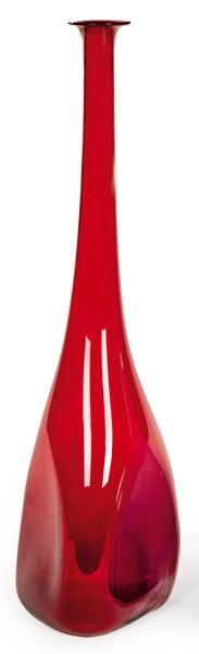  Jarrón de cristal de Murano rojo con cuello largo y base de forma irregular.