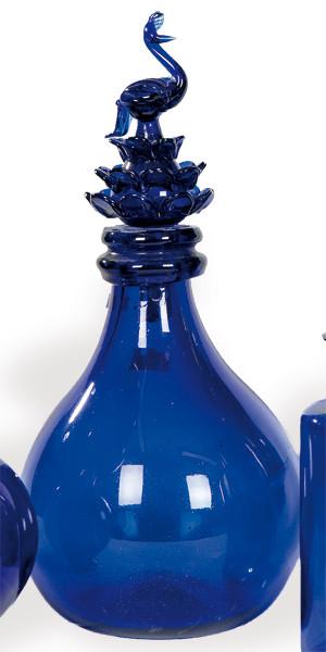  Botella periforme de cristal mallorquín de Gordiola azul cobalto con tapón de cresterías y pavo real.
