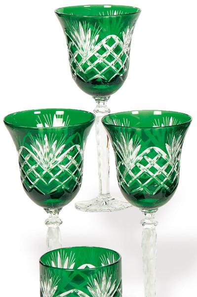  Seis copas de agua en cristal de Bohemia tallado parcialmente esmaltado en verde.
