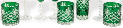  Seis vasos de whisky de cristal de Bohemia tallado y parcialmente esmaltados en verde.