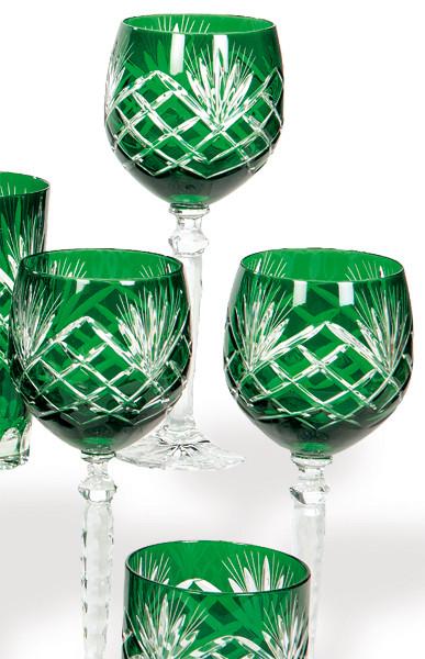  Seis copas de vino de cristal de Bohemia talladas y parcialmente esmaltadas en verde.