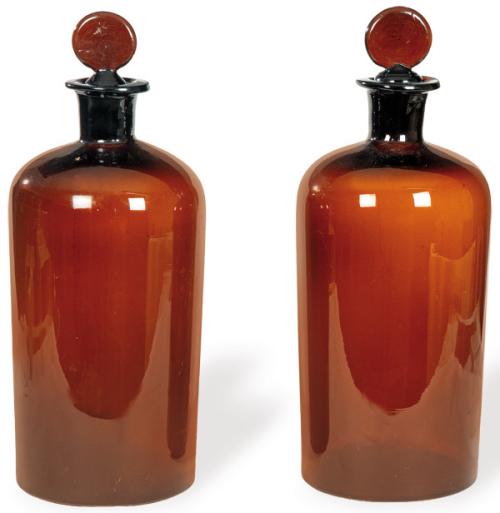  Pareja de botellas de botica en cristal ámbar S. XX