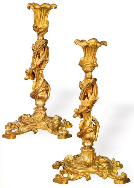  Pareja de candeleros de estilo Luís XV de bronce dorado, Francia S. XIX.