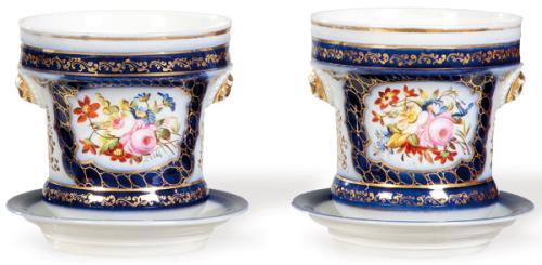  Pareja de cachepot Viejo Paris, en porcelana blanca y azul cobalto con decoración de flores en reservas.