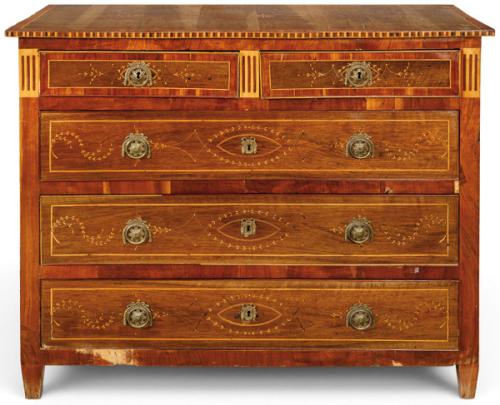  Cómoda Carlos IV en madera de nogal y caoba, con decoración de motivos vegetales