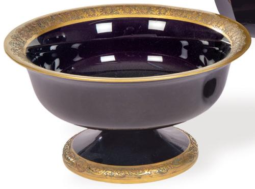  Centro de mesa de cristal de Ludwig Moser esmaltado en morado con boca y pie de metal dorado cincelado con flores y roleos, h. 1930-50,