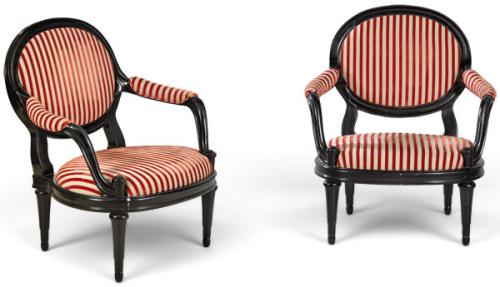  Pareja de butacas estilo Luis XVI de David Hicks en madera lacada en negro, con tapicería de tela de rayas en rojo y crudo.