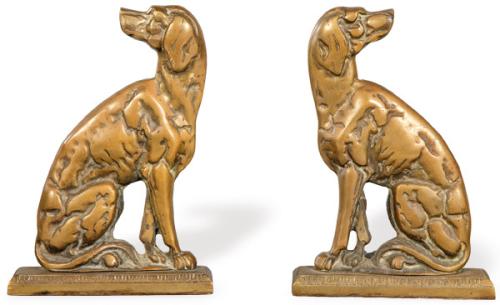  Pareja de morillos de bronce y hierro en forma de perro sentado, S. XIX