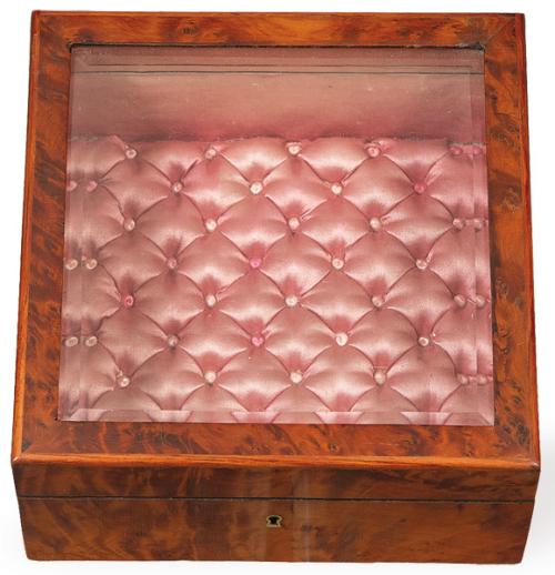  Caja Napoleon III de raiz de tuya con marquetería de latón y ébano, Francia h. 1870.