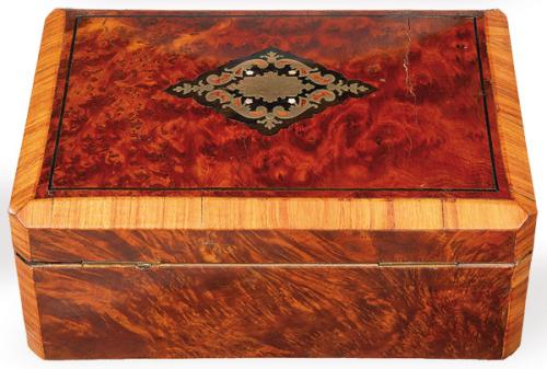  Caja vitrina de raíz de tuya con interior en capitoné en seda original, Francia mediados S. XX.