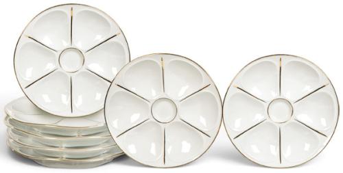  Conjunto de 8 platos para ostras en porcelana blanca con filos dorados con marca en el reverso “Les Porcelaines Lourioux – France – Lourioux”. Un plato con  piquete. 