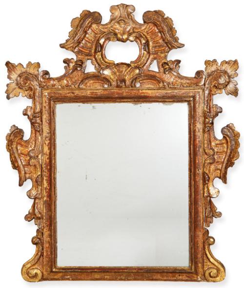  Marco de espejo rococó en madera tallada y dorada, con decoración en relieve de roleos, rocallas y motivos vegetales; espejo de cristal posterior.