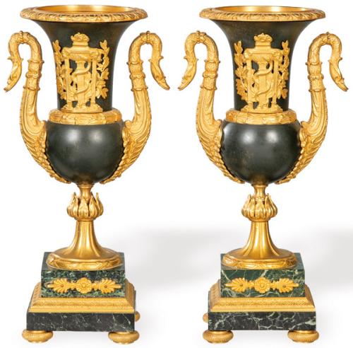  Pareja de urnas Napoleon III de bronce dorado y pavonado, Francia h. 1960.