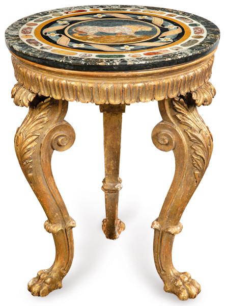  Velador compuesto por tapa circular en commesso de pietre dure de taller florentino del siglo XVIII, probablemente vinculado a la Galleria dei Lavori / primitivo Opificio delle Pietre Dure, sobre estructura de madera tallada y dorada de siglo XX siguiendo