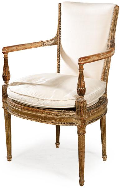  Butaca Napoleón III, estilo Luis XVI en madera tallada y policromada, con tapicería de seda blanca de época posterior.