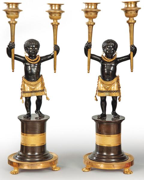  Pareja de candelabros franceses de dos luces, época Directorio–Consulado, circa 1795-1805, según modelo relacionado con Jean-Simon Deverberie.