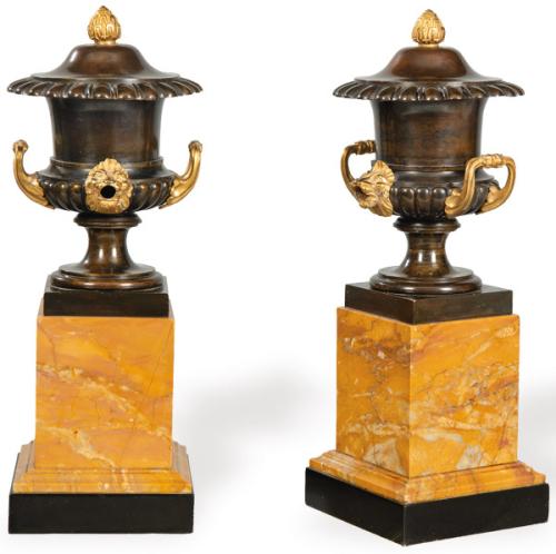 Pareja de urnas de bronce patinado y dorado y mármol de Siena, Francia S. XIX.