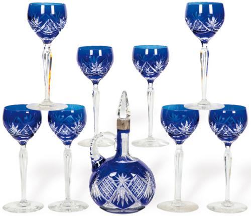  Juego de doce copas vino blanco de cristal de Bohemia parcialmente esmaltadas en azul cobalto y licorera.