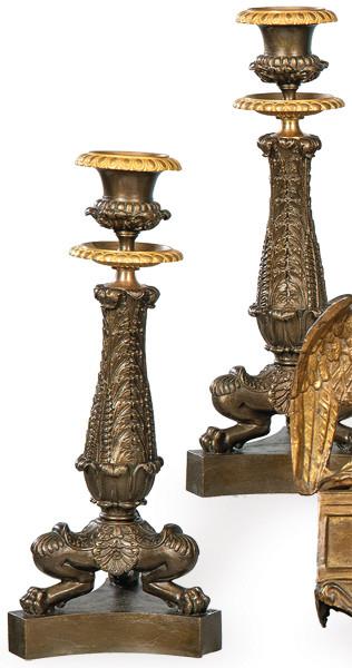  Pareja de candeleros Napoleon III de bronce dorado y patinado, Francia h. 1860.
