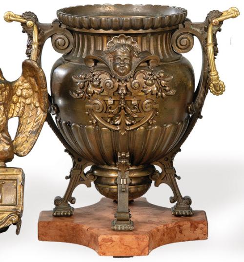  Vaso de bronce patinado con asas doradas, Francia S. XIX.