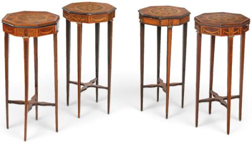  Conjunto de cuatro mesas auxiliares Eduardinas con tapa octogonal en madera de caoba con decoración de marquetería. 