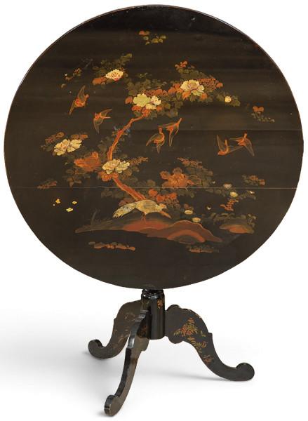  Mesa tilt-top victoriana con tapa circular en madera lacada en negro con decoración oriental de flores y animales, y aplicaciones en madreperla.
