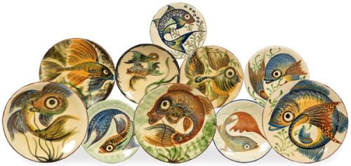  Conjunto de 10 platos de diferentes tamaños de cerámica de La Bisbal, firmado Puigdemont, de la serie "Peces".