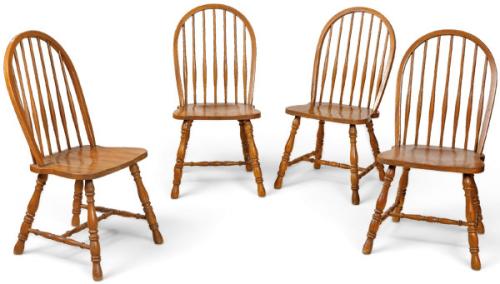  Conjunto de 4 sillas Windsor con respaldo arqueado y conjunto de listones verticales delgados o husillos dispuestos en forma de abanico en madera de roble sobre patas torneadas. S. XX