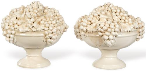  Pareja de centros de mesa en forma de cestas con uvas y hojas