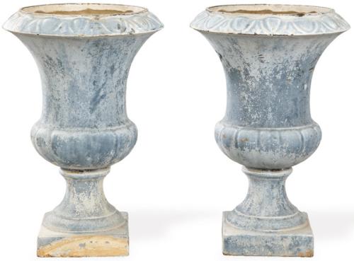  Pareja de copas tipo Medici de hierro colado con pátina azul.