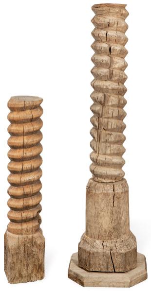 Dos tornillos de prensa de lagar de madera de distinta altura S. XIX