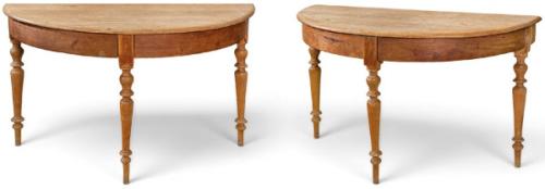  Pareja de consolas con tapa semicircular en madera de pino, que al juntarse se convierte en mesa de comedor redonda. Sobre patas torneadas.