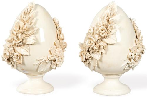  Pareja de centros de mesa en forma ovoide sobre base y decoración de hojas y flores