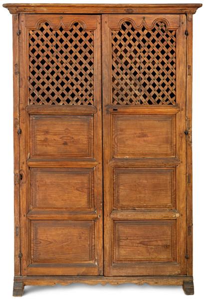  Alacena en madera de pino, con dos puertas abatibles de cuarterones y celosía. Herrajes de hierro.