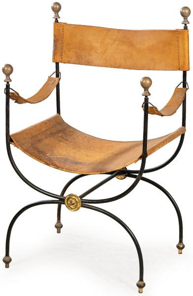  Silla de brazos tipo Savoranola, siguiendo la tipología italiana del S. XVII, con estructura de hierro, con remates en forma de toupie en latón, respaldo, asiento y reposabrazos en cuero. 
