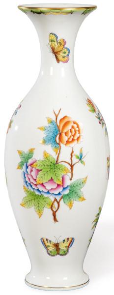  Jarrón de cuerpo ovoide, cuello alto y boca acampanada. En porcelana blanca de Herend, modelo 7174