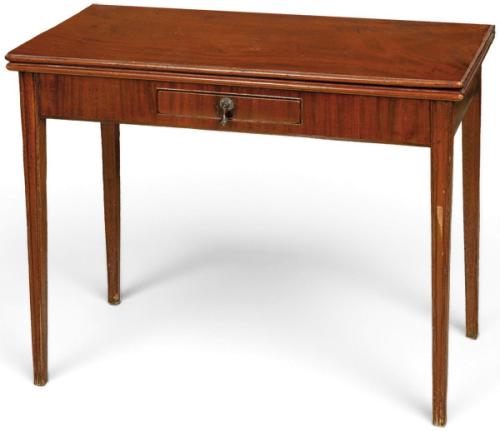  Mesa de juego Jorge III, con tapa abatible en madera de caoba, sobre patas rectas.